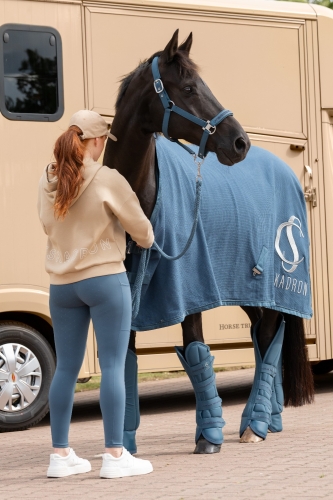 Ochraniacze i derka transportowa Eskadron Classic Sports Softshell Jewel w kolorze niebieskim