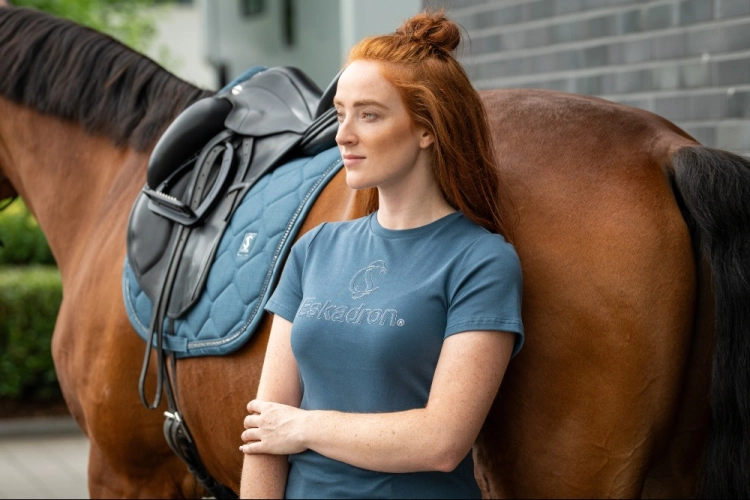 Koszulka Eskadron T-Shirt w kolorze niebieskim zaprezentowana przez modelkę