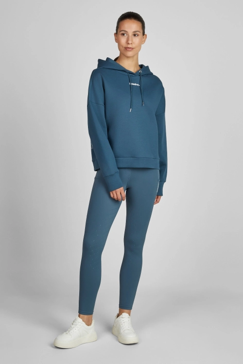 Bluza do jazdy konnej Eskadron Classic Sports Hood w kolorze niebieskim zaprezentowana przez modelkę