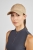 Czapka z daszkiem Eskadron Classic Sports Cap w kolorze beżowym zaprezentowana przez modelkę