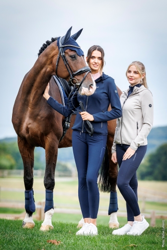 Bluza do jazdy konnej Schockemöhle Savina w kolorze beżowym zaprezentowana przez modelkę