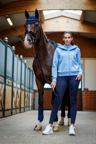 Legginsy jeździeckie damskie Schockemöhle Air Sporty w kolorze granatowym zaprezentowane przez modelkę