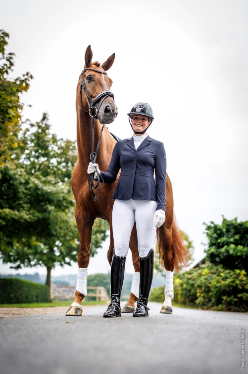 Legginsy jeździeckie konkursowe Schockemöhle Air Sporty Pro w kolorze białym zaprezentowane przez modelkę podczas jazdy konnej