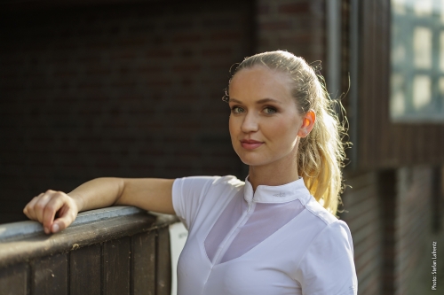 Bluzka konkursowa Schockemöhle Anita w kolorze białym zaprezentowana przez modelkę