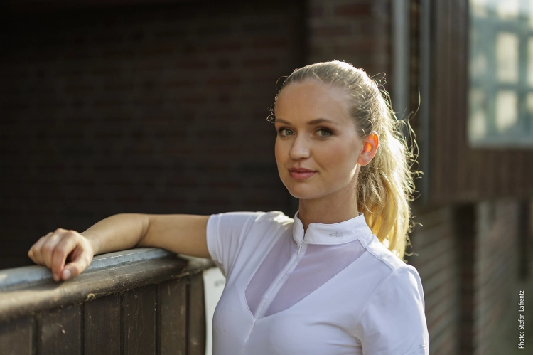 Bluzka konkursowa Schockemöhle Anita w kolorze białym zaprezentowana przez modelkę