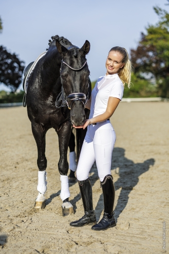 Bluzka konkursowa Schockemöhle Anita w kolorze białym zaprezentowana przez modelkę