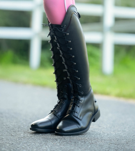 Oficerki jeździeckie dla dzieci HKM Junior Glam Lace zaprezentowane przez modelkę