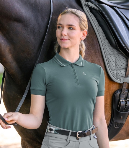 Bluzka jeździecka polo ELT Prag zielona na modelce z przodu przy koniu