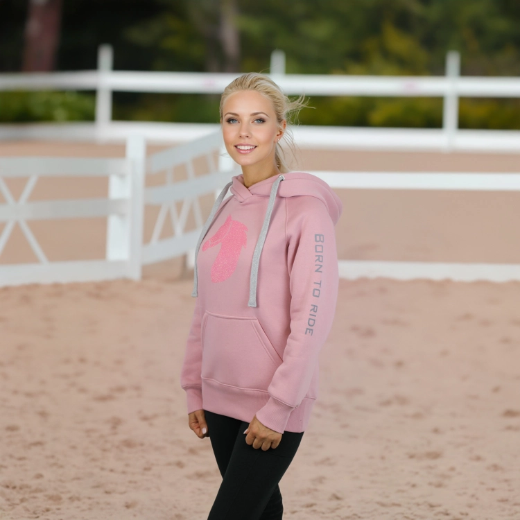 Bluza jeździecka damska Horsenjoy Born To Ride w kolorze różowym zaprezentowana przez modelkę