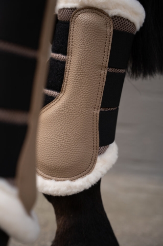 Ochraniacze dla konia z futerkiem HKM Comfort Premium Mesh Fur w kolorze beżowym