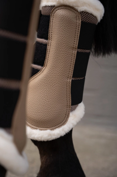 Ochraniacze dla konia z futerkiem HKM Comfort Premium Mesh Fur w kolorze beżowym