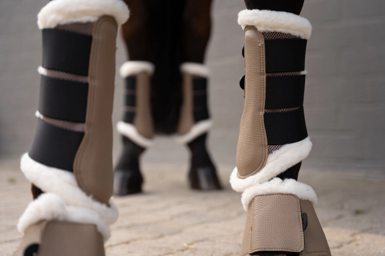 Ochraniacze dla koni HKM Comfort Premium Mesh Fur w kolorze beżowym