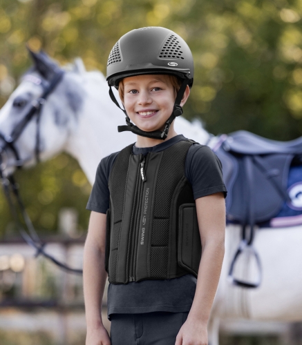Kamizelka ochronna dla dzieci SWING Junior P24 PRO na modelce podczas jazdy konnej