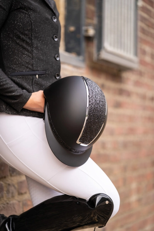 Kask jeździecki z szerokim daszkiem HKM Lady Shield Elegant w kolorze czarno-srebrnym