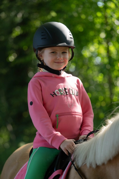 Bluza jeździecka dziecięca HKM Junior Maui w kolorze różowym zaprezentowana przez modelkę