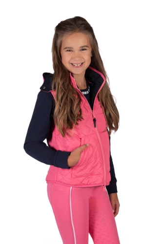 Dwustronna kamizelka jeździecka dla dziecka HKM Junior Maui w kolorze różowo-granatowym zaprezentowana przez modelkę