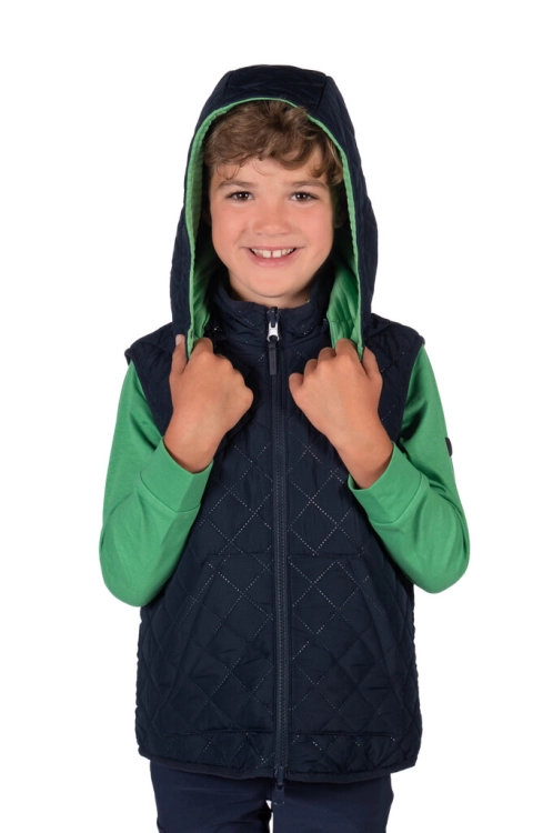 Dwustronna kamizelka jeździecka dla dziecka HKM Junior Maui w kolorze granatowo-zielonym zaprezentowana przez modela