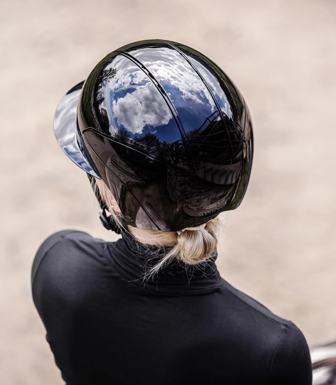 Kask jeździecki Swing H24 Lady Glossy w kolorze czarnym zaprezentowany przez modelkę