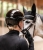 Kask jeździecki Swing H24 Lady Glossy w kolorze czarnym zaprezentowany przez modelkę