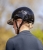 Kask jeździecki Swing H24 Lady Glossy w kolorze czarnym zaprezentowany przez modelkę