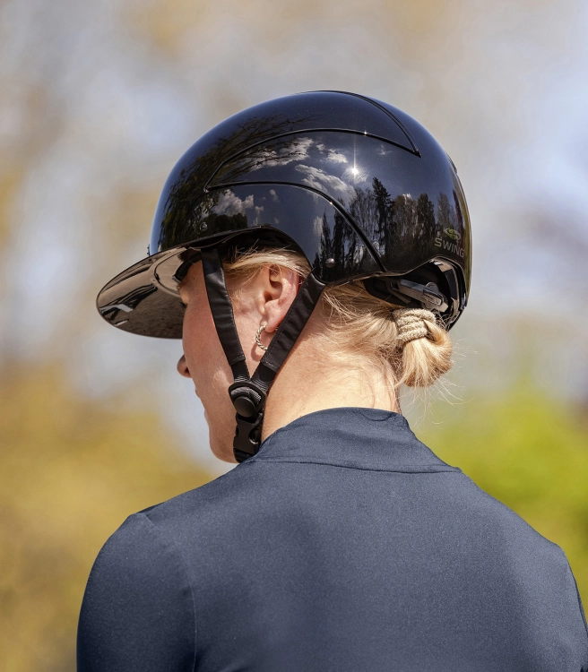 Kask jeździecki Swing H24 Lady Glossy w kolorze czarnym zaprezentowany przez modelkę