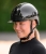 Kask jeździecki Swing H24 Glossy w kolorze czarnym zaprezentowany przez modelkę