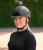 Kask jeździecki Swing H24 Shine w kolorze czarnym zaprezentowany przez modelkę