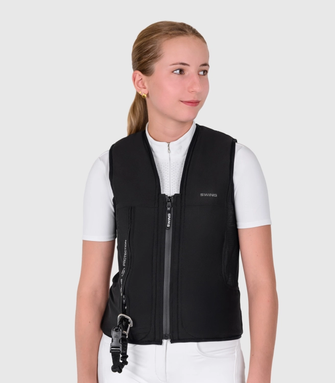 Kamizelka ochronna jeździecka Swing P25 AIR zaprezentowana przez modelkę
