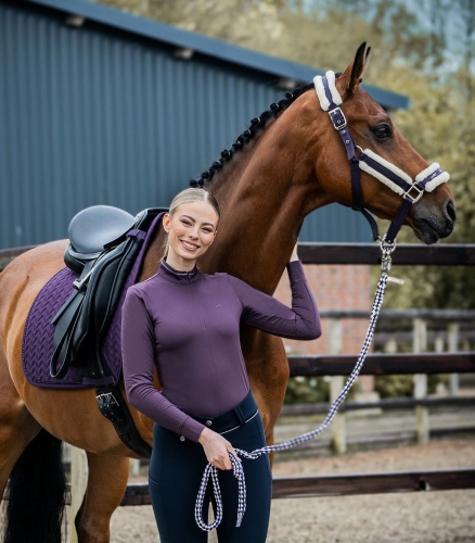 Koszulka jeździecka termiczna Schockemohle Peppa w kolorze deep mauve zaprezentowana przez modelkę