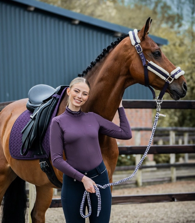 Koszulka jeździecka termiczna Schockemohle Peppa w kolorze deep mauve zaprezentowana przez modelkę