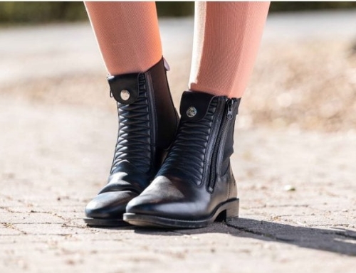 Czarne sztyblety skórzane HKM Killarney zaprezentowane przez modelkę