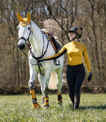 Koszulka jeździecka treningowa młodzieżowa QHP Junior Eldorado w kolorze citrus zaprezentowana przez modelkę