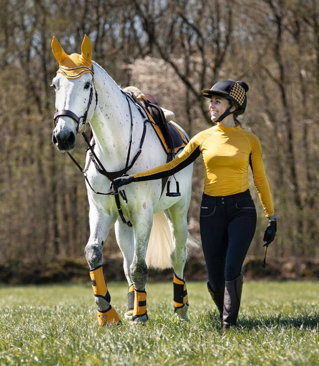 Koszulka jeździecka treningowa młodzieżowa QHP Junior Eldorado w kolorze citrus zaprezentowana przez modelkę