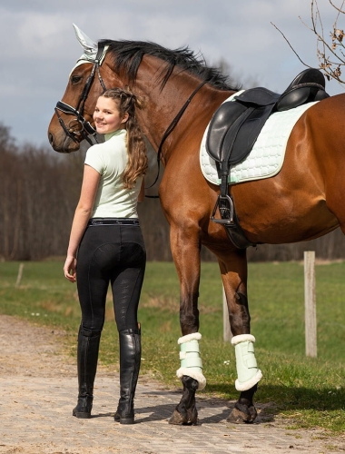 Breginsy QHP Eden w kolorze black zaprezentowane przez modelkę