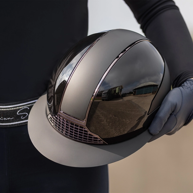 Kask jeździecki z szerokim daszkiem QHP Miami w kolorze czarnym