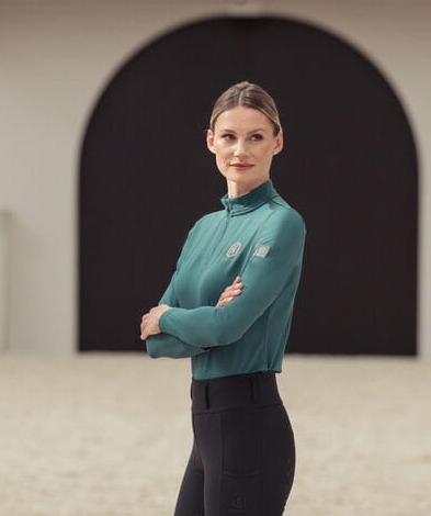 Koszulka treningowa damska Eskadron Half-Zip w kolorze vintage green zaprezentowana przez modelkę