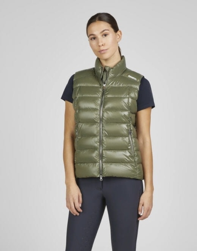 Kamizelka jeździecka Eskadron Classic Sports Quilt w kolorze dusty olive zaprezentowana przez modelkę