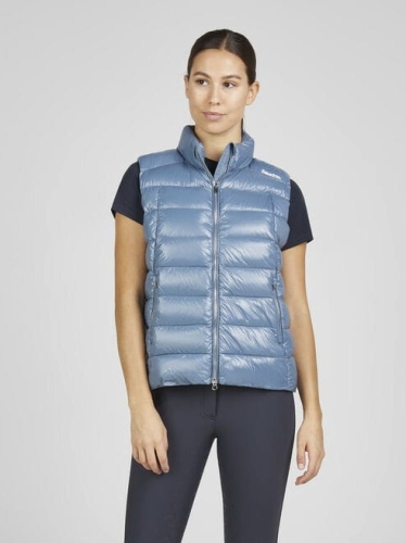 Kamizelka Eskadron Classic Sports Quilt w kolorze steel blue zaprezentowana przez modelkę, widoczna z przodu