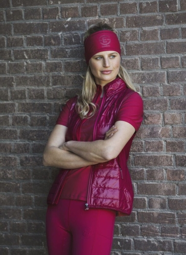 Kamizelka do jazdy konnej Eskadron Quilt Waistcoat w kolorze różowym zaprezentowana przez modelkę