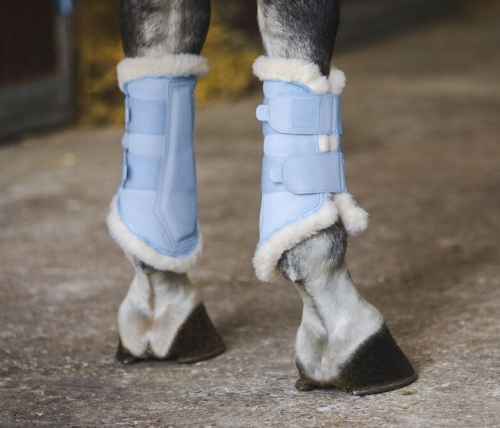 Ochraniacze dla konia Eskadron Softslate Evo-Wool w kolorze silkblue na koniu