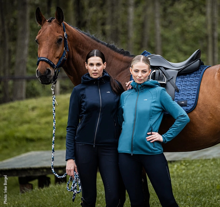 Bluza jeździecka damska Schockemohle Sonia w kolorze deep night i smaragd  zaprezentowana przez modelki
