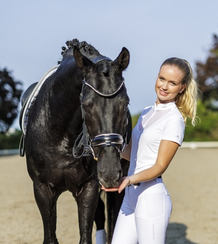 Koszulka konkursowa jeździecka Schockemohle Anita w kolorze białym zaprezentowana przez modelkę