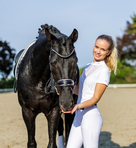 Bluzka konkursowa Schockemöhle Anita w kolorze białym zaprezentowana przez modelkę
