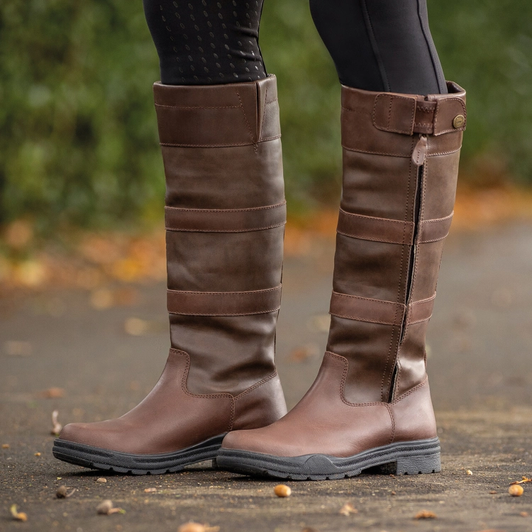 Buty stajenne z elastyczną cholewką QHP Daan w kolorze brązowym