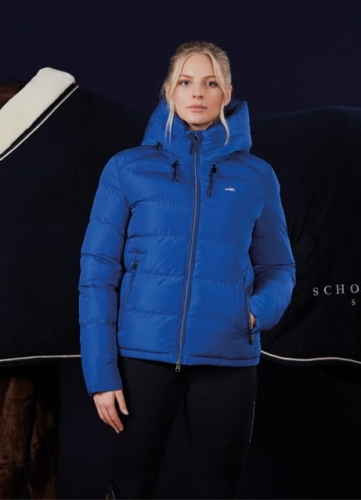Kurtka do jazdy konnej Schockemöhle Felicity w kolorze niebieskim zaprezentowana przez modelkę