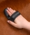 Zgrzebło do masażu dla konia Waldhausen Flex Massage w kolorze czarnym