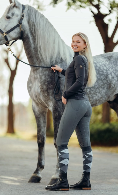 Bryczesy damskie  Horze Desiree w kolorze charcoal grey zaprezentowane przez modelkę