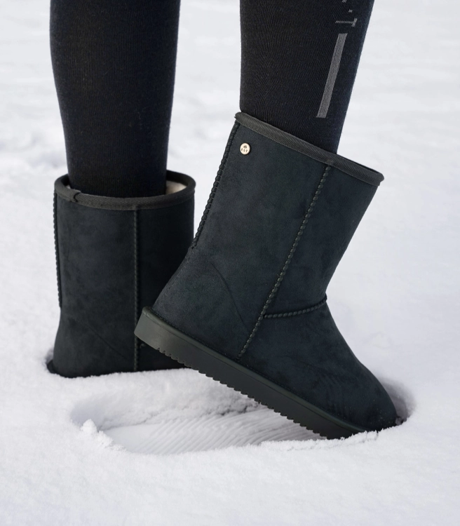 Buty stajenne ocieplane ELT Rainless Velours w kolorze black zaprezentowane przez modelkę