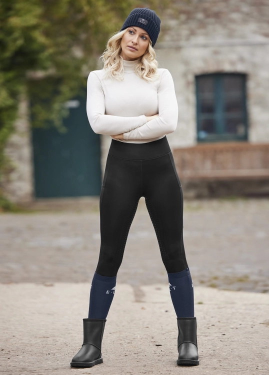 Czarne breginsy ELT Ella zaprezentowane przez modelkę